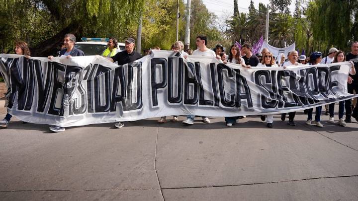 Arrancó la marcha en Mendoza contra el veto de Milei al financiamiento universitario
