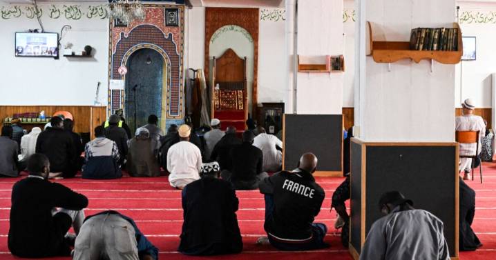 Francia investiga aparición de cabezas de cerdos frente a mezquitas