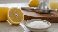 Mezclar limón y sal: por qué lo recomiendan y para qué sirve