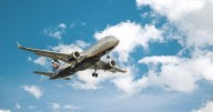 Arrestan a sujeto por supuesta exposición indecente en avión