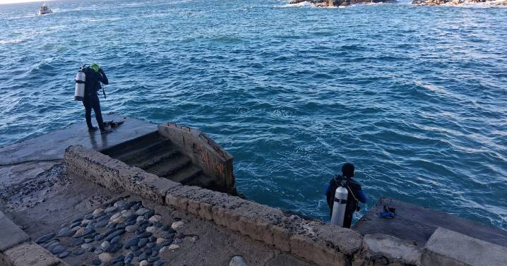 Adolescente desaparece en el mar tras lanzarse piqueros en playa Las Torpederas de Valparaíso