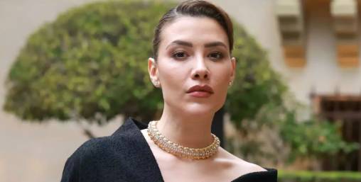 Michelle Salas preocupa al aparecer en muletas; esto se sabe sobre su estado de salud