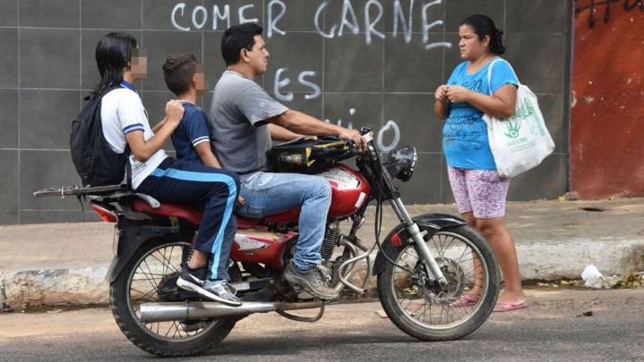 Prohiben transportar niños menores de 10 años en motos
