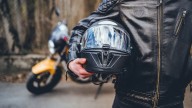 El verdadero significado de que un motociclista tire su casco al suelo: así debe reaccionar si ve esta señal
