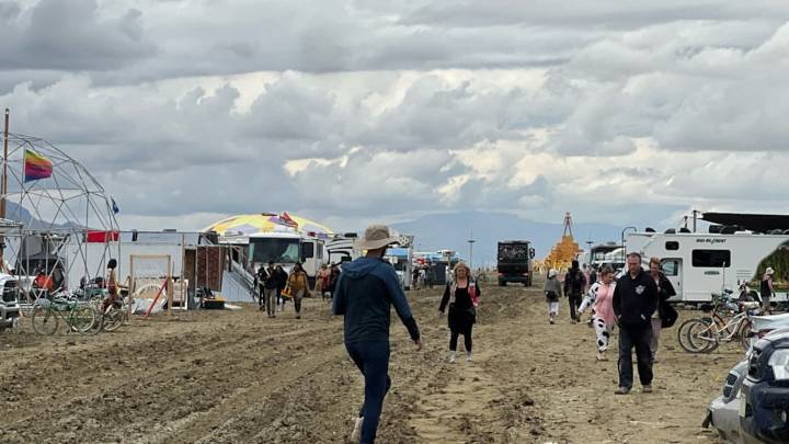Insólito momento en Burning Man 2025: mujer dio a luz sin saber que esperaba un bebé