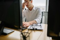 Una empresa intentó probar la semana de cuatro días. Terminó despidiendo a un empleado por dobletear