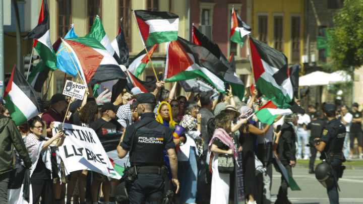Bernal se lleva el triunfo en una jornada marcada por una protesta en favor de Palestina que impidió la llegada de los ciclistas a meta