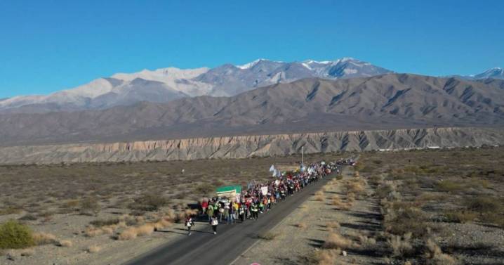 Una postal de fe: avanzan los peregrinos de Cachi rumbo a la Catedral