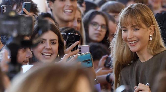 ¡Deslumbrante cierre en San Sebastián! Nueve días de cine celebran la entrega de premios y el encanto de las estrellas.