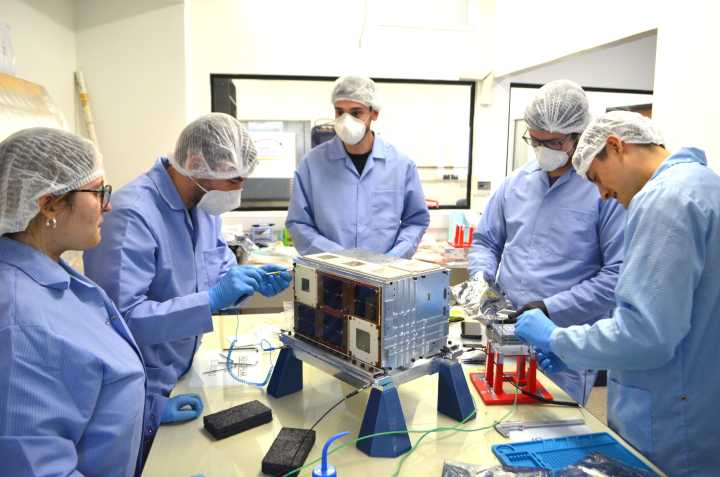De la UNLP a la NASA: la Facultad de Ingeniería presenta al satélite Atenea que sobrevolará la Luna