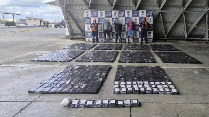 Armada incauta casi una tonelada de cocaína en operación marítima en el Pacífico