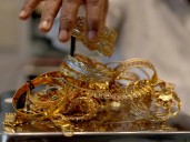 Gold price dips in local, global markets