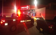 Destrozan puerta de Circle K y roban cervezas, licor y frituras