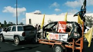 Un grupo de manifestantes prende fuego a un coche y varios contenedores frente a la residencia de Netanyahu