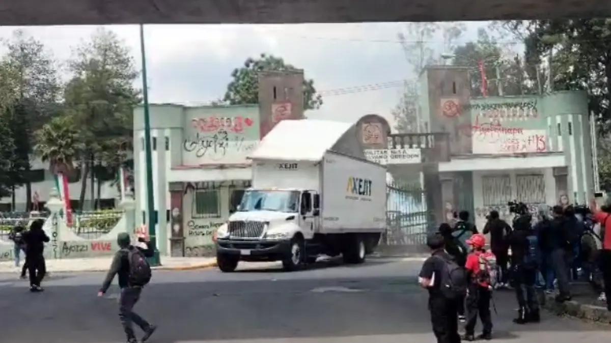 Normalistas de Ayotzinapa queman camión y lanzan petardos al Campo Militar 1