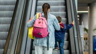 Viajar con un bebé fuera de México: requisitos y permisos que los padres deben saber
