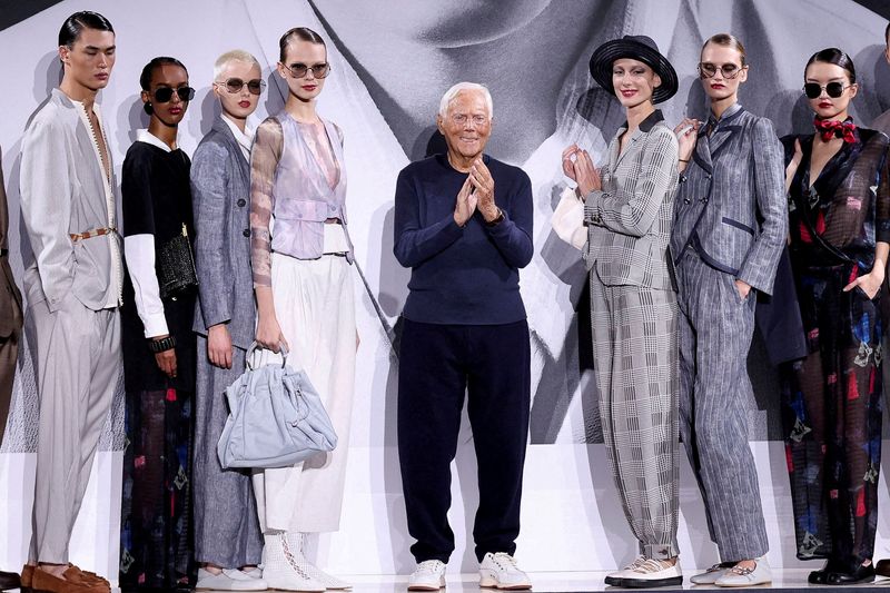 Giorgio Armani's will instructs to gradually sell fashion brand or seek IPO   