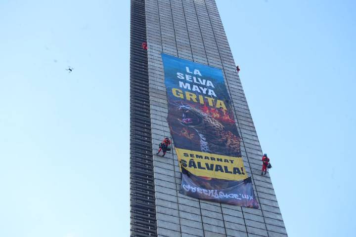 Escalan la Estela de Luz y con gran manta Greenpeace exige al gobierno proteger la Selva Maya