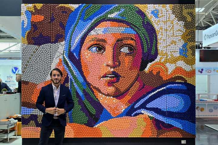 ¡El talento venezolano brilla en Alemania! Oscar Olivares presenta su nuevo mural hecho con tapas #15Sep