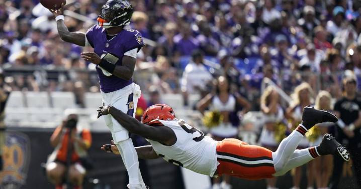 Jackson throws 4 TD passes in Ravens' 41-17 victory over the Browns