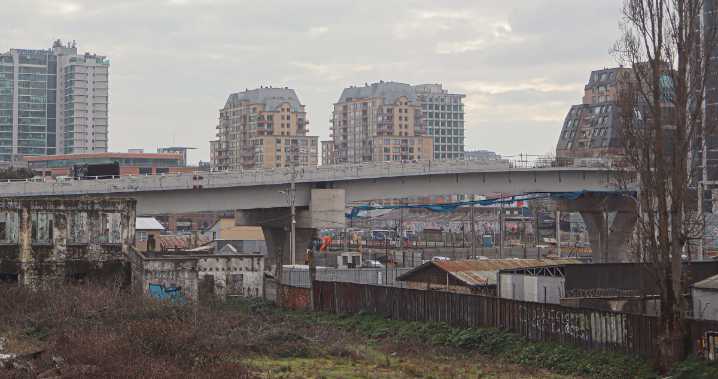 Trabajadores de obras para conectar Puente Bicentenario con Avenida Chacabuco se encuentran en paro