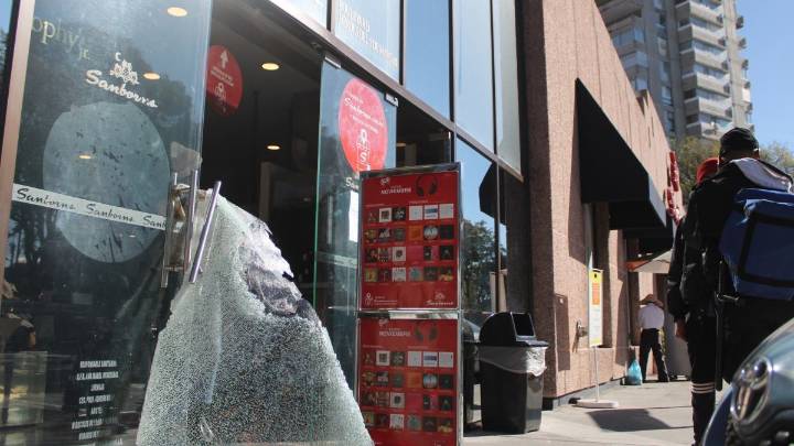 Se llevan a joyas valuadas en 65 mil pesos durante robo a mano armada en Sanborns de Huexotitla
