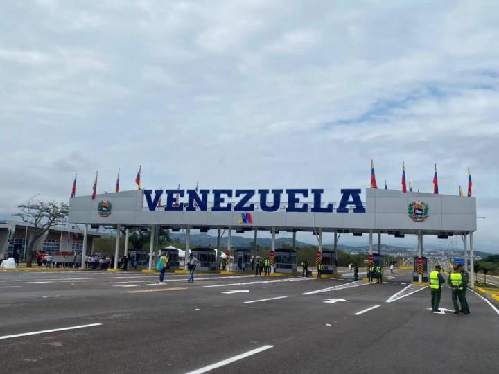 Autoridades de Venezuela y Colombia trabajan para abrir paso del transporte...