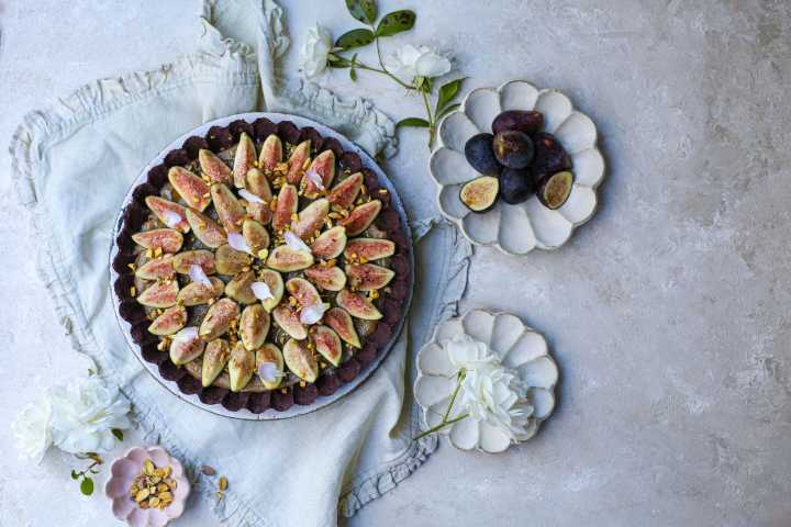 How to make a fig caramel tart with cocoa and almond crust