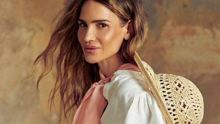María Vázquez impacta con un total black lleno de texturas y poder fashion