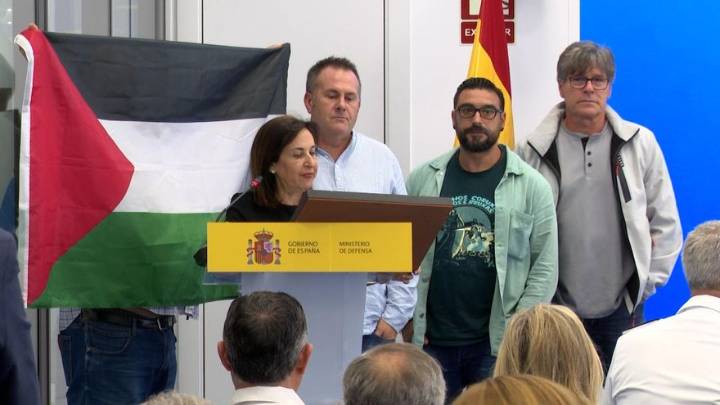 Un trabajador saca la bandera Palestina durante el discurso de Robles en Navantia