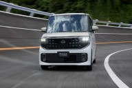 Nissan no quiere perder la batalla ante China: su CEO quiere fabricar autos nuevos más rápido para pelear contra BYD y Tesla