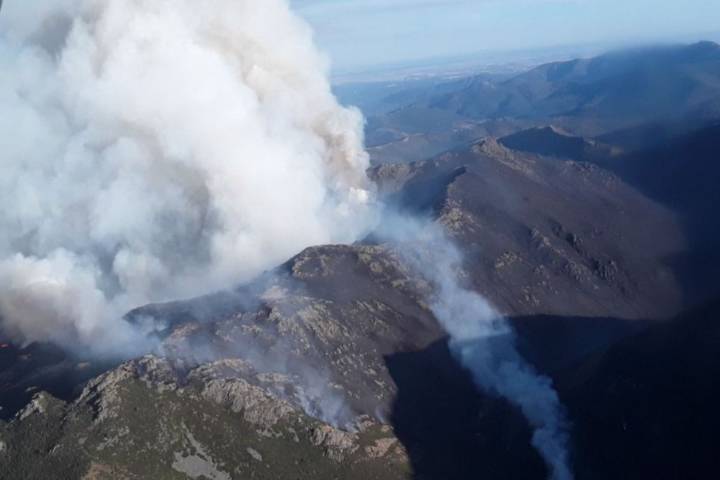 Posibles intoxicaciones en el incendio de Guadalajara obliga a la retirada de bomberos