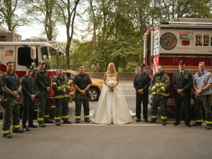 La boda que conmovió al mundo: Bomberos de Nueva York escoltaron a novia que perdió a su padre en el 9/11