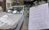 "¿Sos pelot..."? Furioso dejó un cartel de un vecino por un auto mal estacionado en La Plata