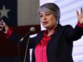 Jara propone que enfermos crónicos y mayores de 65 años reciban sus medicamentos gratis en casa o en farmacias en convenio