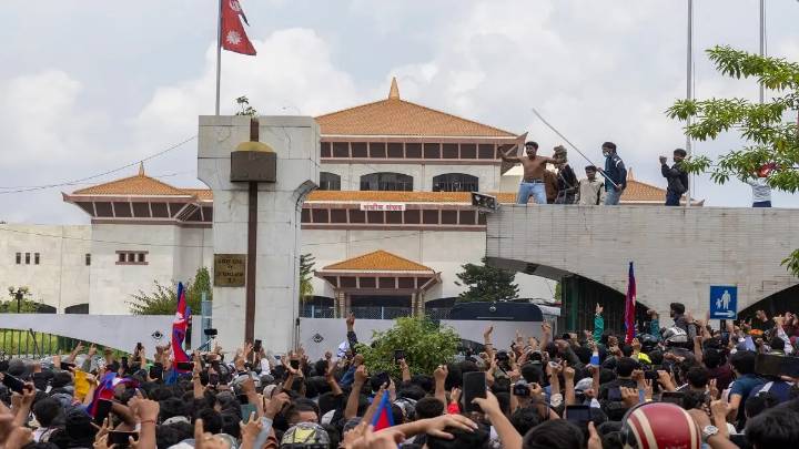Masivas protestas en Nepal obligan a la demisión del Primer Ministro