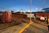 Tractocamión intenta ganarle el paso al tren y provoca aparatoso accidente en Saltillo