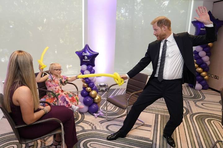 Familia real británica honra a la reina Isabel II, a 3 años de su muerte; príncipe Enrique lleva flores