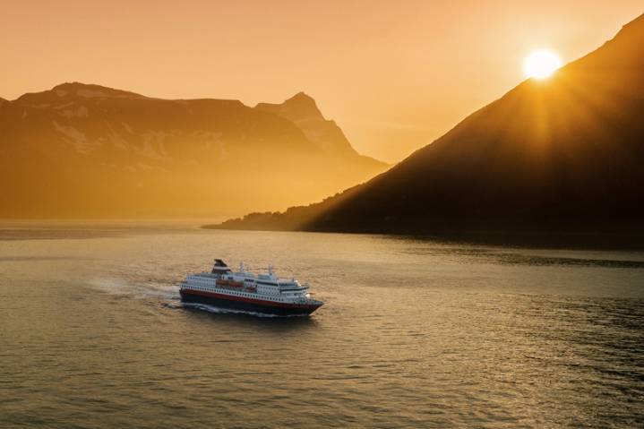 Hurtigruten Launches 2025 Fall Promotion