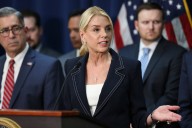 Departamento de Justicia presenta denuncia contra leyes de Illinois que otorgan becas a inmigrantes
