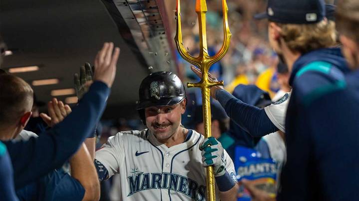 Mariners fans erupt after Cal Raleigh’s 60th home run of 2025