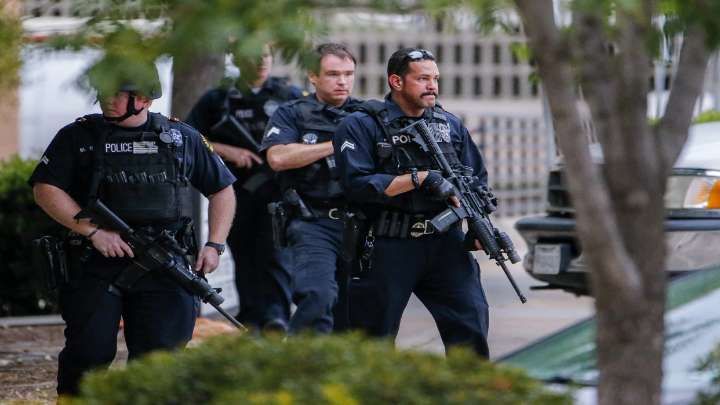 Un tiroteo en la oficina del ICE en Dallas deja al menos tres heridos y al atacante muerto 24 de septiembre de 2025 | Internacional El director interino del ICE, Todd Lyons, comentó a CNN que "la info