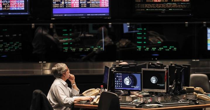 Se desploma la Bolsa de Buenos Aires un 12.4% tras el duro revés electoral de Milei