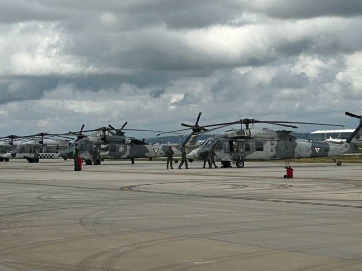 Más de 100 aeronaves participaron en desfile del 215 aniversario de la Independencia