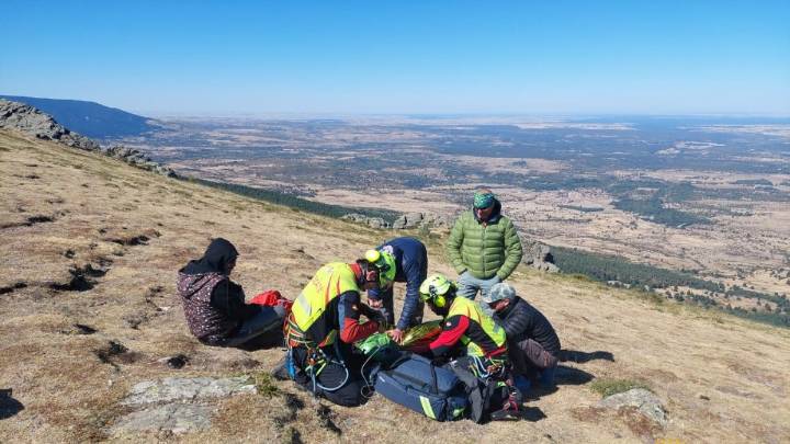 Rescatan a un parapentista que quedó inconsciente tras un golpe en el pecho en Arcones en Segovia