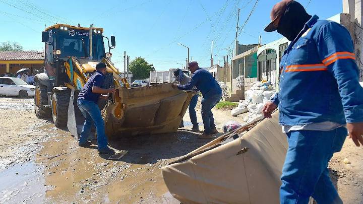 Antonio Astiazarán supervisa apoyos en La Caridad por daños de lluvias en Hermosillo