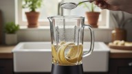 Licuar cáscara de banana y agua con bicarbonato: por qué recomiendan hacerlo y para qué sirve