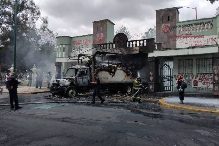 Derriban puerta de cuartel militar en protestas por Ayotzinapa