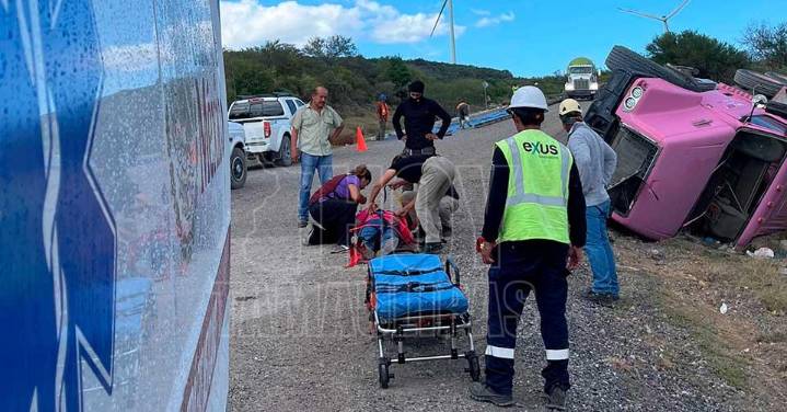 Vuelca camión revolvedor en Villa de Casas; lo conducía una mujer