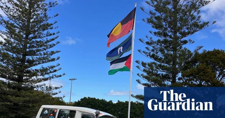 Traditional owners, police and Queensland government in stoush over unauthorised flagpoles on Stradbroke Island